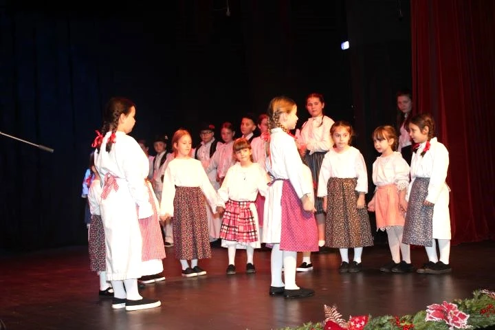 Pleternica zapjevala uoči Božića uz HKUD Vijenac i Udrugu Osmjeh