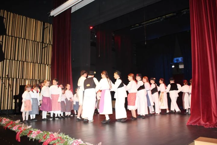 Pleternica zapjevala uoči Božića uz HKUD Vijenac i Udrugu Osmjeh