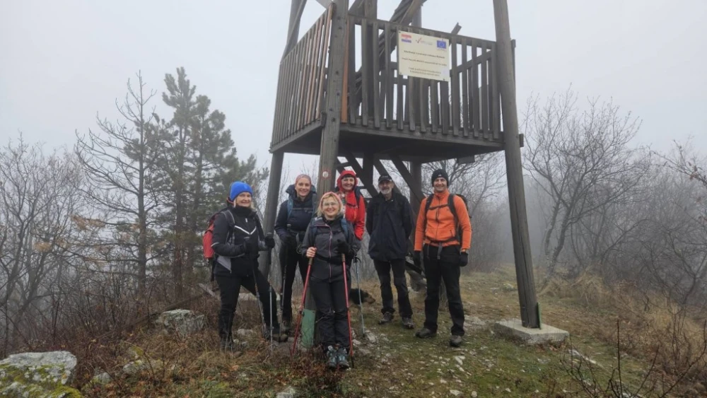 Blagdanski ugođaj na Mališćaku: Okićen bor u planinarskom skloništu