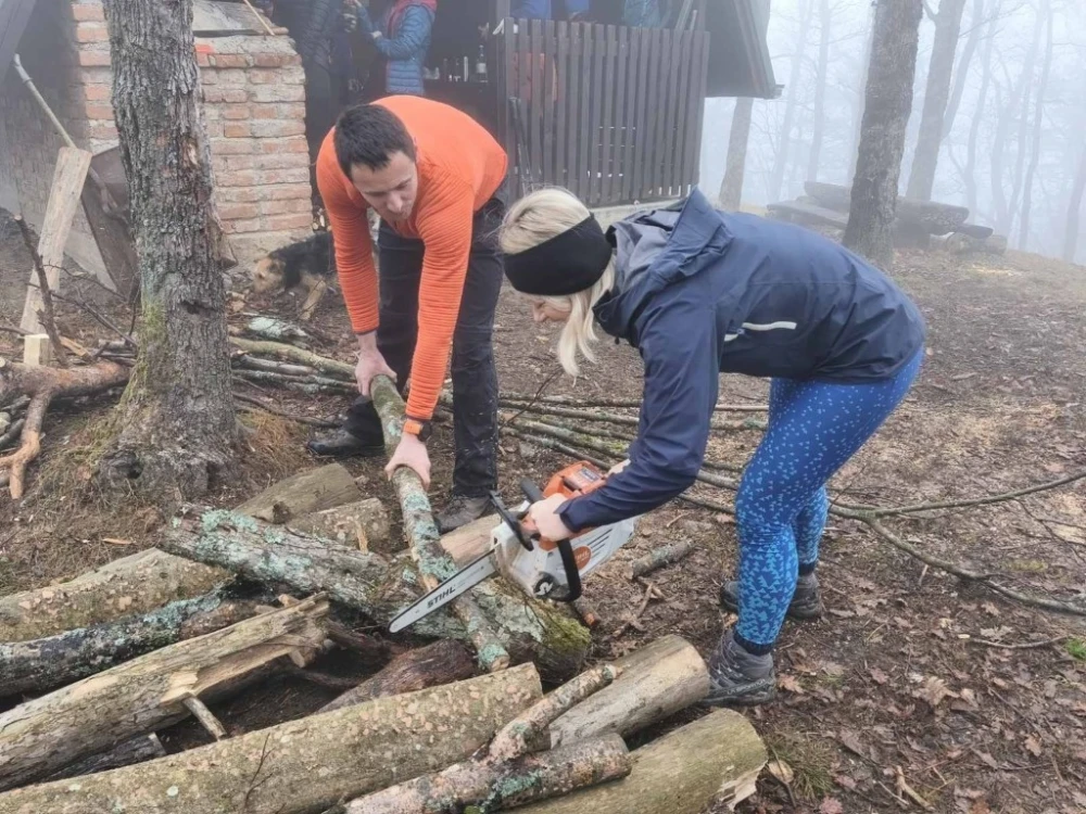 Blagdanski ugođaj na Mališćaku: Okićen bor u planinarskom skloništu
