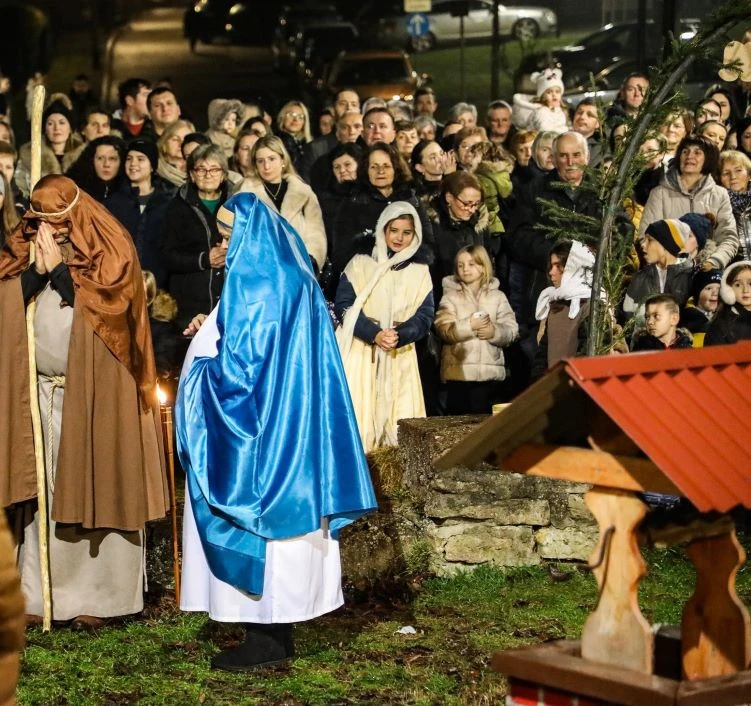 Uprizorene žive jaslice u svetištu Gospe od Suza 