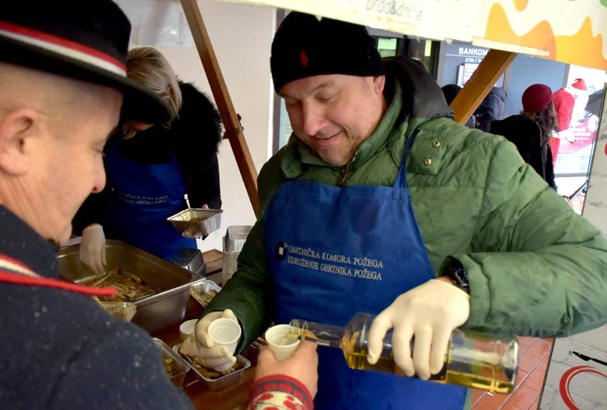 Obrtnici za Požežane pripremaju 600 obroka girica na Badnjak