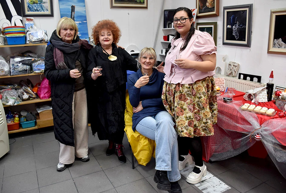 POŽEŠKO JUTRO ISPUNJENO TOPLINOM: Badnja tradicija u ateljeu slikarice Anite Grabavac Jakobović