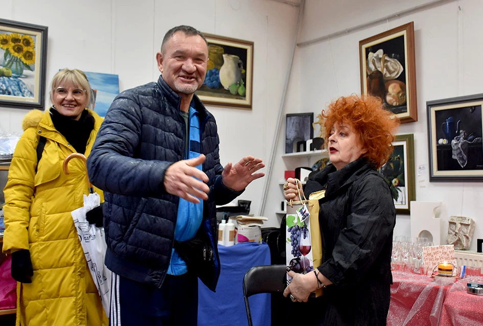 POŽEŠKO JUTRO ISPUNJENO TOPLINOM: Badnja tradicija u ateljeu slikarice Anite Grabavac Jakobović