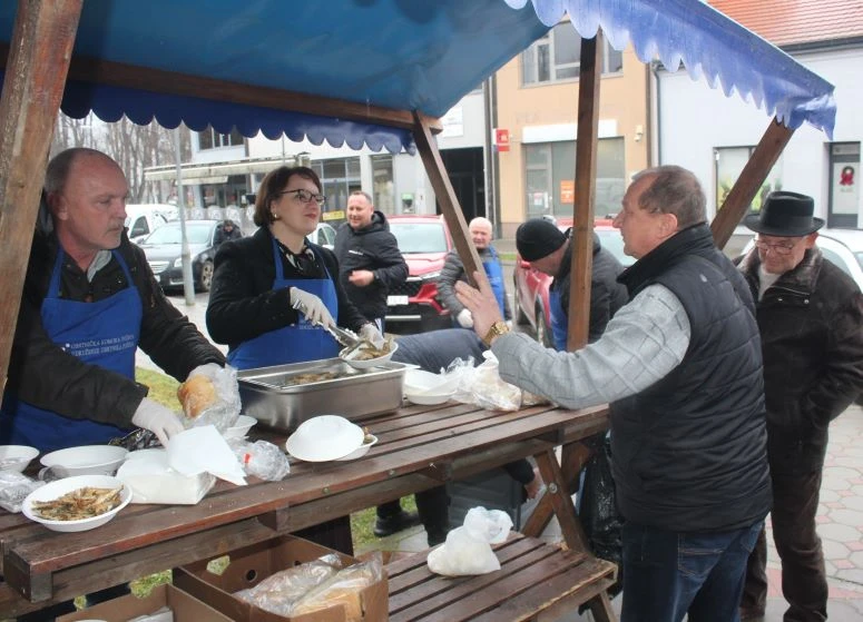 Na Badnjak u Pleternici podijeljeno 400 porcija posnih obroka