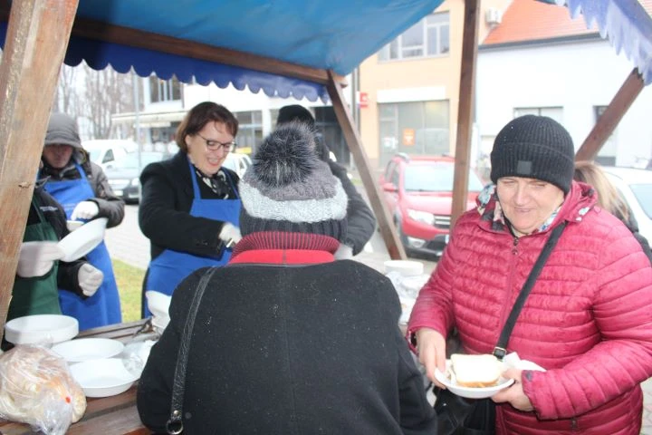 Na Badnjak u Pleternici podijeljeno 400 porcija posnih obroka