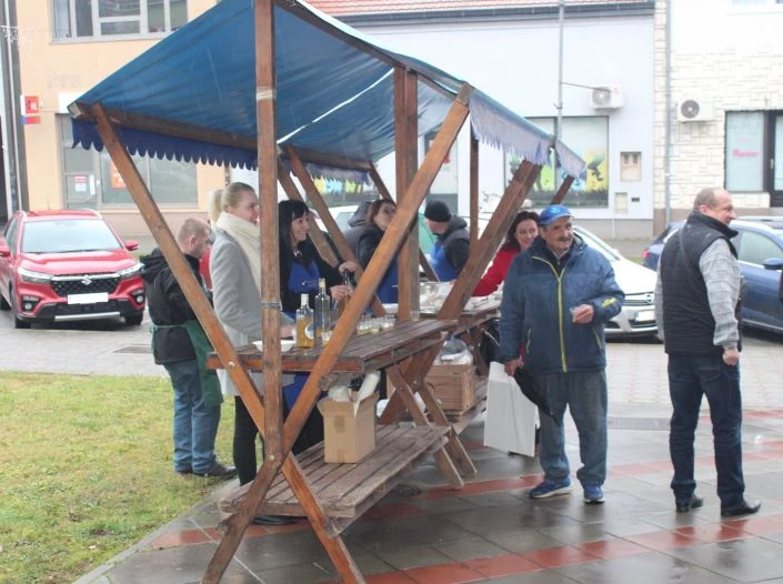 Na Badnjak u Pleternici podijeljeno 400 porcija posnih obroka