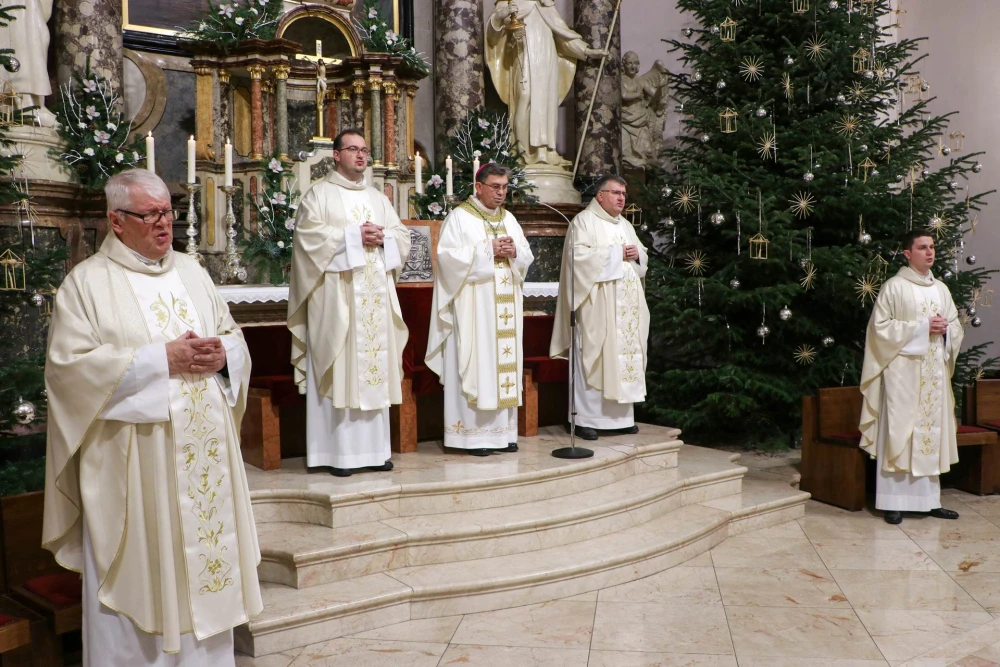 Biskup Ivo Martinović predvodio polnoćku u požeškoj Katedrali