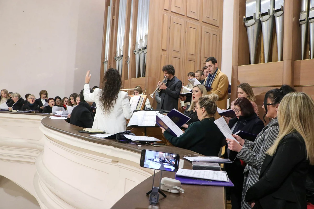 Biskup Ivo Martinović predvodio polnoćku u požeškoj Katedrali