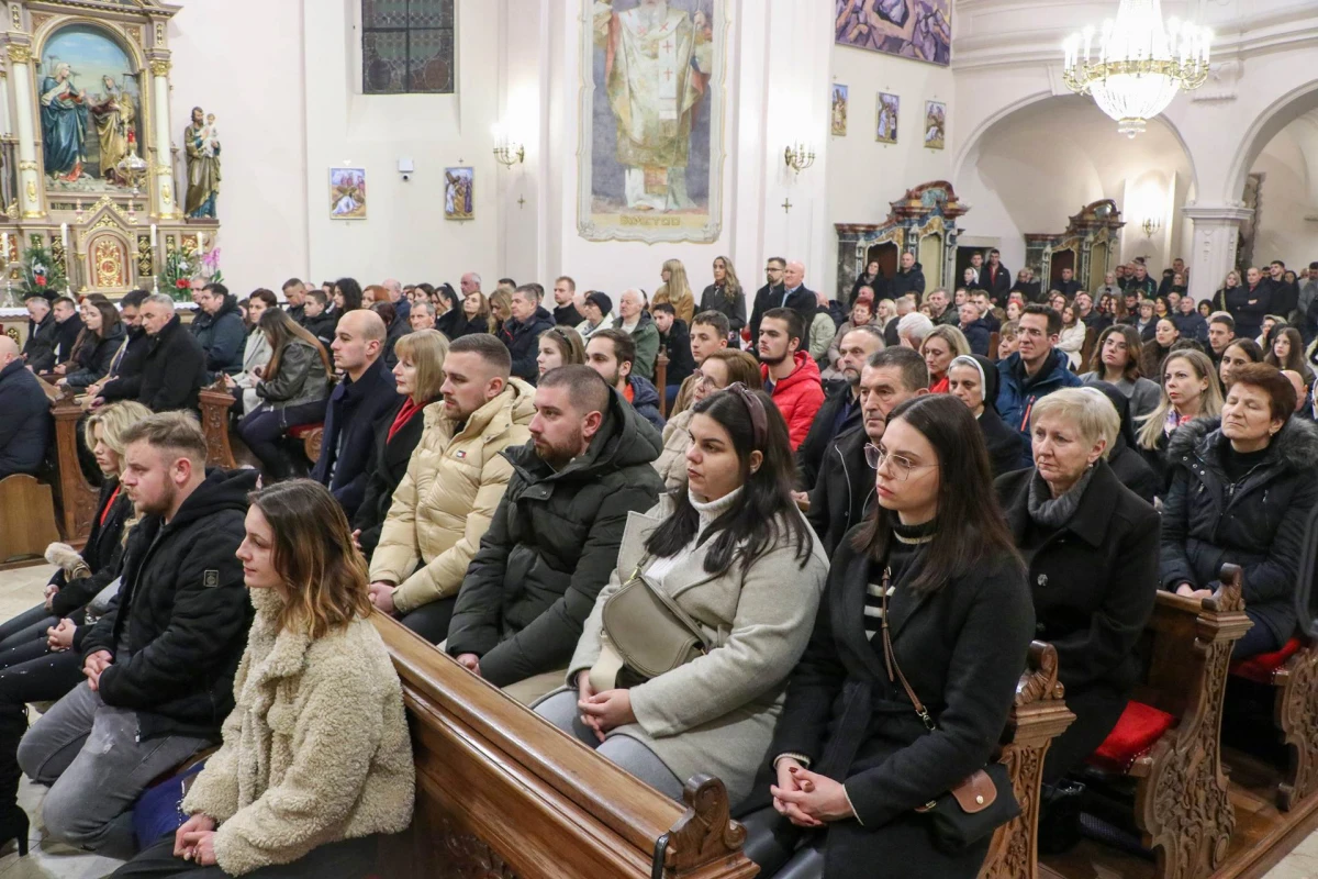 Biskup Ivo Martinović predvodio polnoćku u požeškoj Katedrali