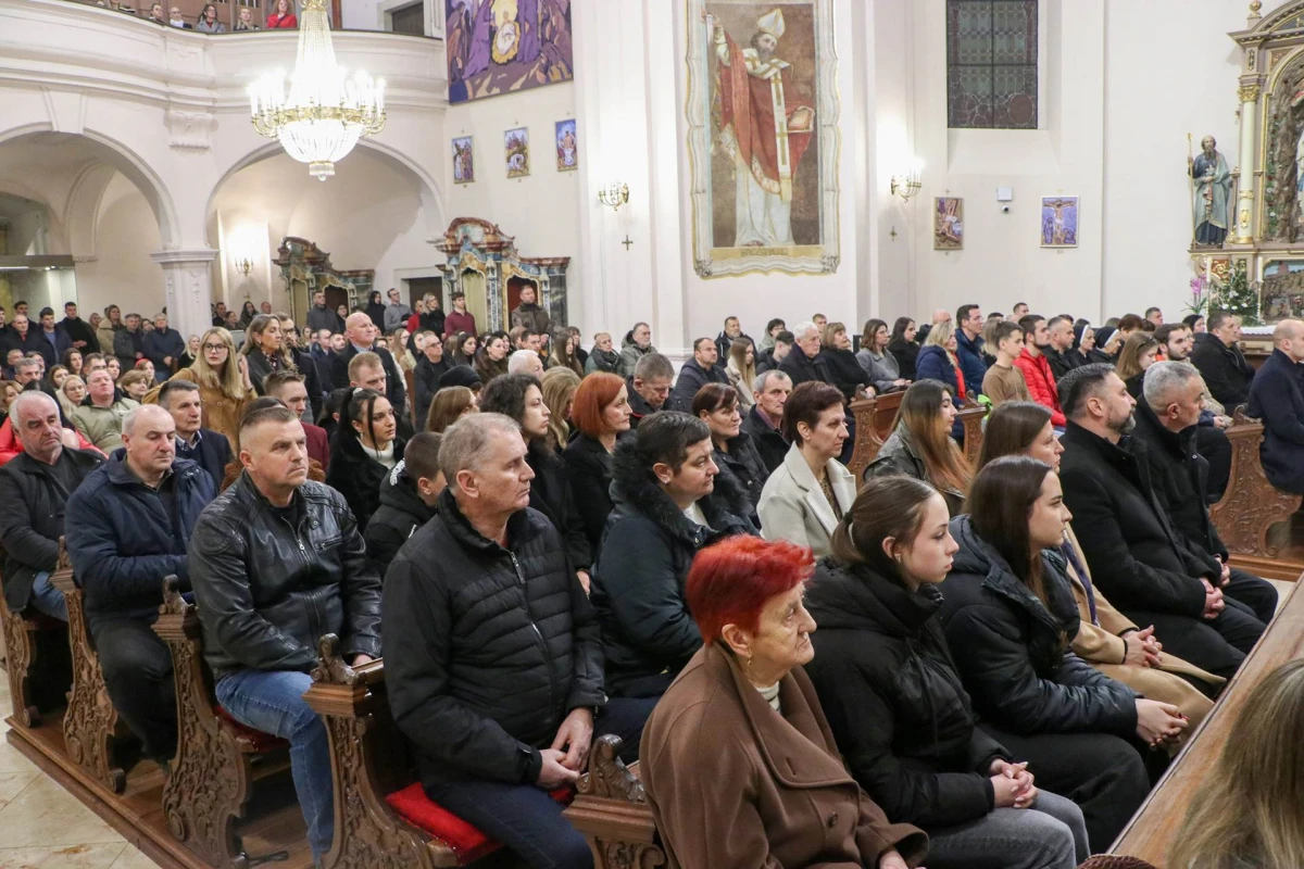 Biskup Ivo Martinović predvodio polnoćku u požeškoj Katedrali