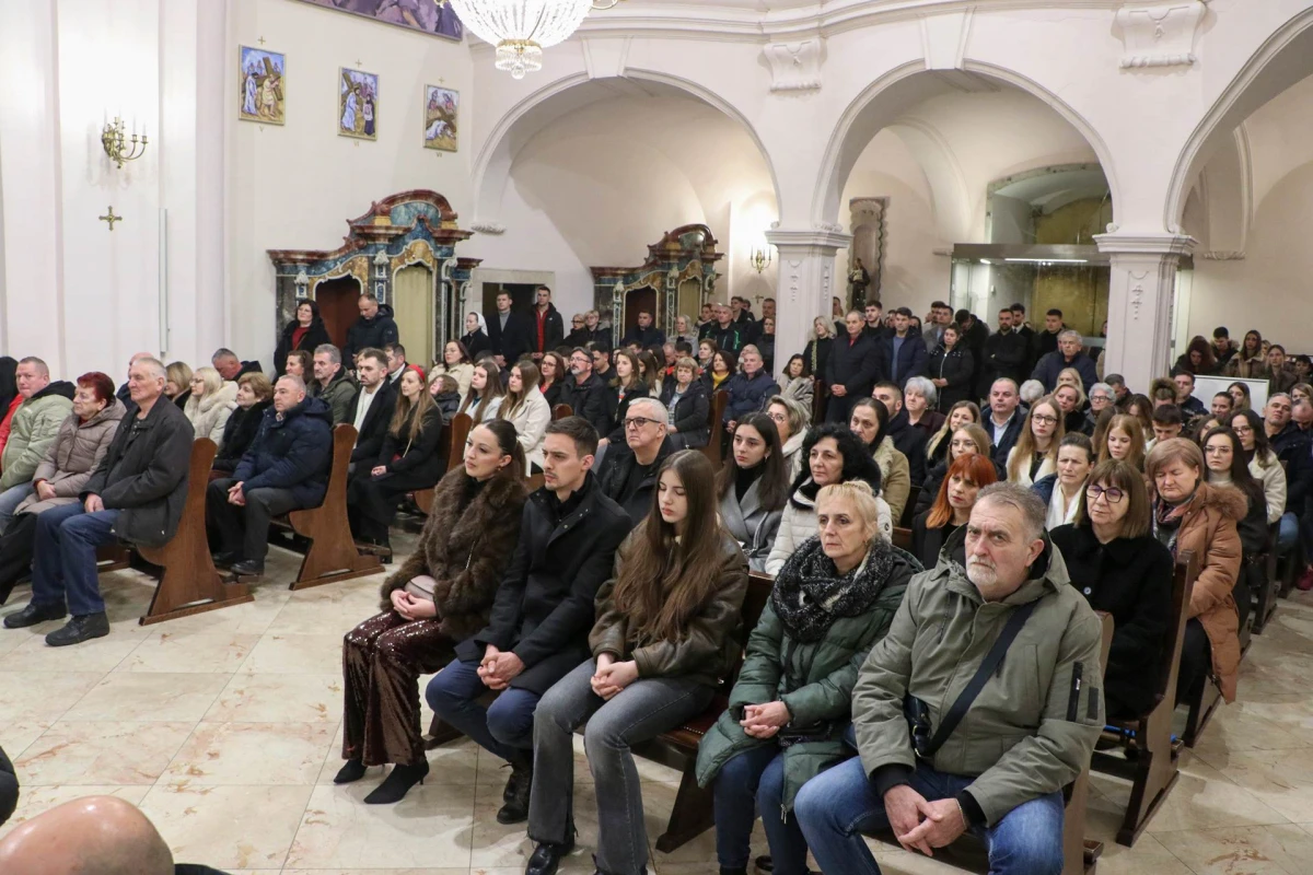 Biskup Ivo Martinović predvodio polnoćku u požeškoj Katedrali