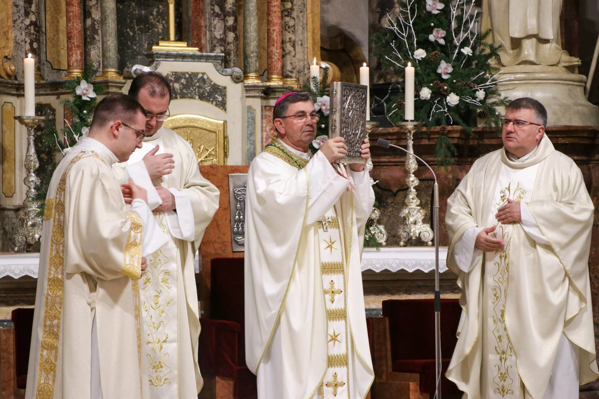 Biskup Ivo Martinović predvodio polnoćku u požeškoj Katedrali