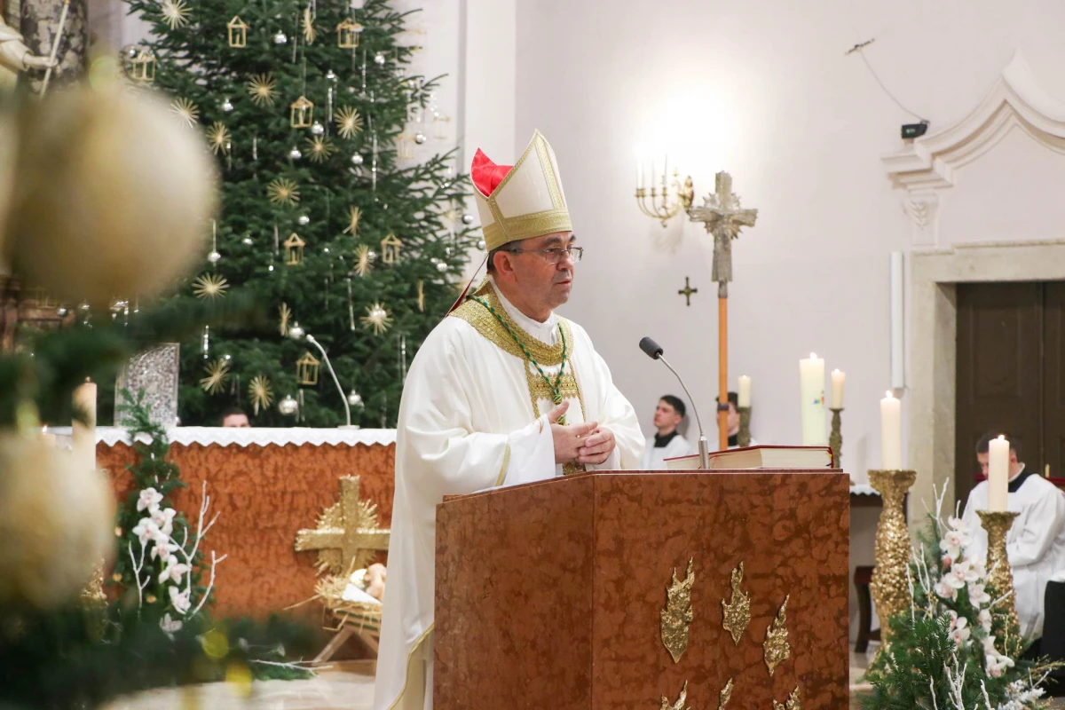 Biskup Ivo Martinović predvodio polnoćku u požeškoj Katedrali