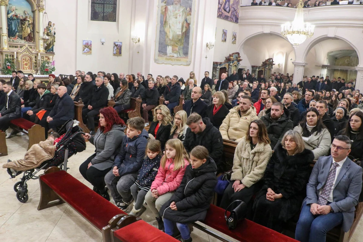 Biskup Ivo Martinović predvodio polnoćku u požeškoj Katedrali