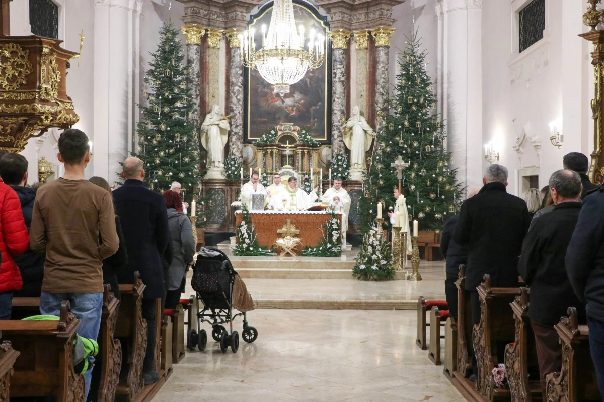 Biskup Ivo Martinović predvodio polnoćku u požeškoj Katedrali