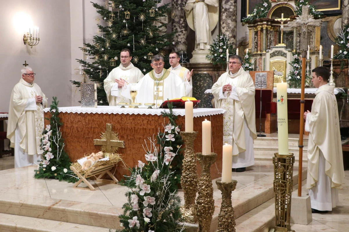 Biskup Ivo Martinović predvodio polnoćku u požeškoj Katedrali