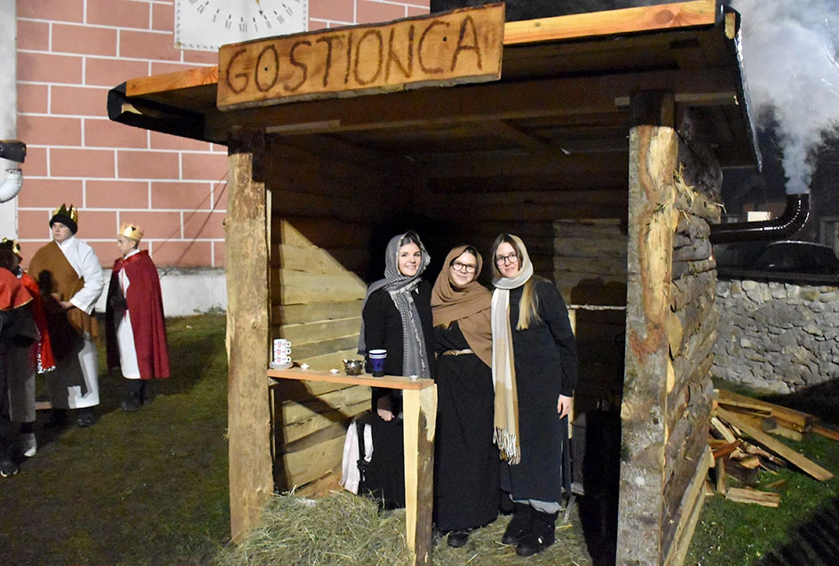 U Velikoj uprizorene žive jaslice uz snažnu humanitarnu poruku