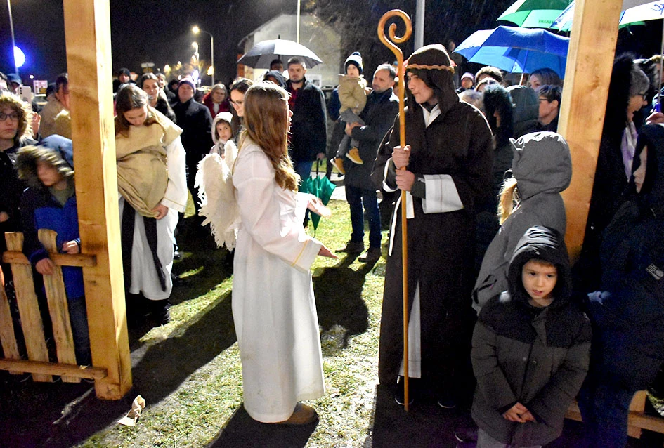 U Velikoj uprizorene žive jaslice uz snažnu humanitarnu poruku