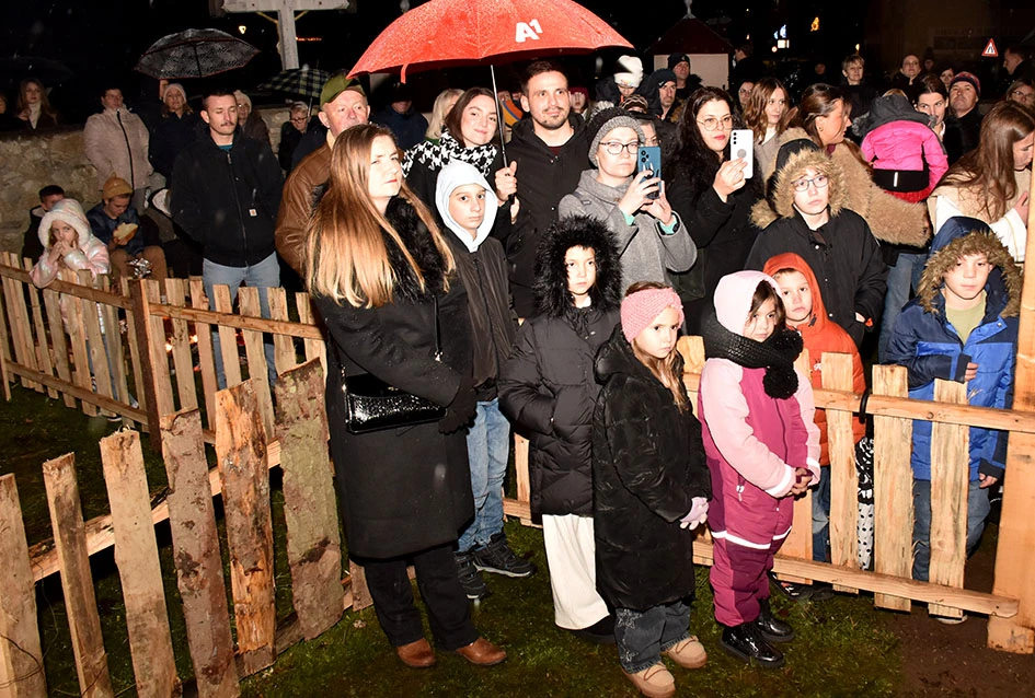 U Velikoj uprizorene žive jaslice uz snažnu humanitarnu poruku