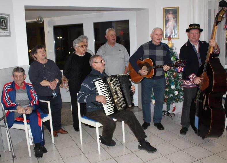 Pleternički umirovljenici posjetili Dom za starije i nemoćne „Baketarić“ u Resniku