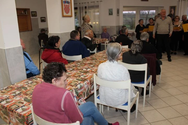 Pleternički umirovljenici posjetili Dom za starije i nemoćne „Baketarić“ u Resniku