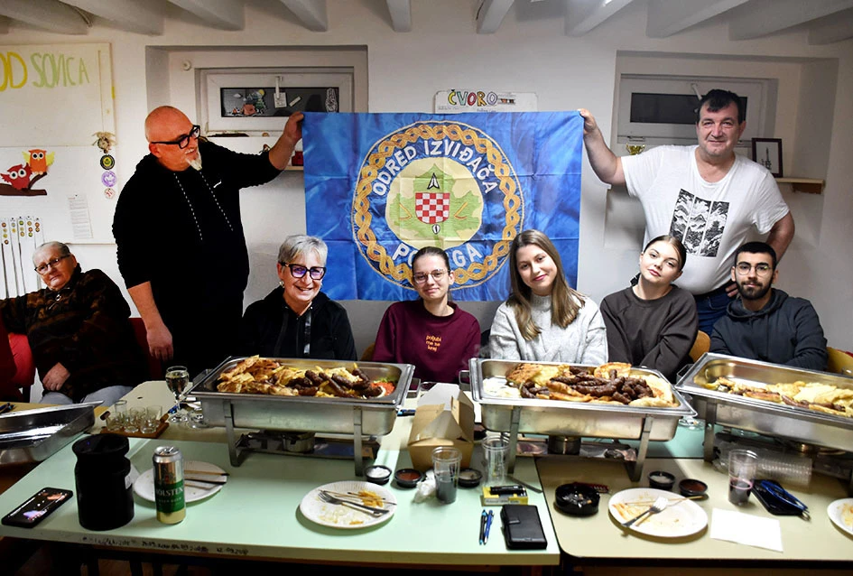 Brđani Odreda izviđača Požega uz blagdansko druženje i novu zastavu ispratili uspješnu godinu