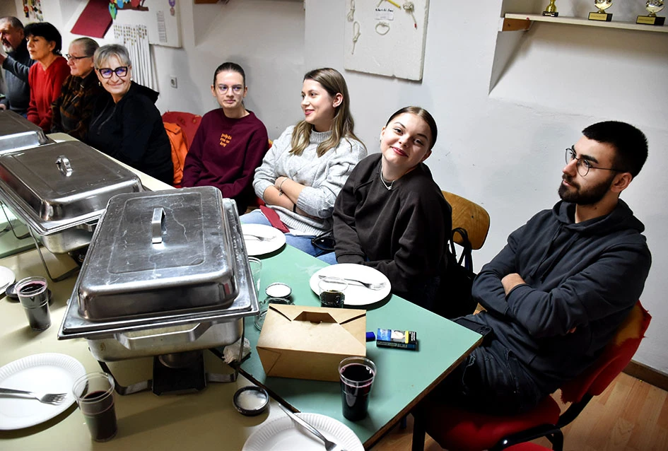 Brđani Odreda izviđača Požega uz blagdansko druženje i novu zastavu ispratili uspješnu godinu