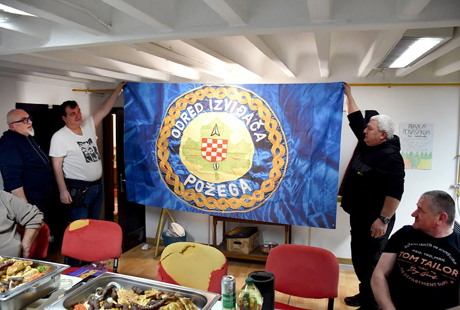 Brđani Odreda izviđača Požega uz blagdansko druženje i novu zastavu ispratili uspješnu godinu