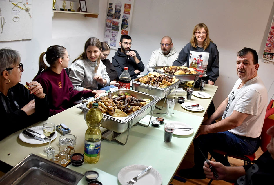 Brđani Odreda izviđača Požega uz blagdansko druženje i novu zastavu ispratili uspješnu godinu