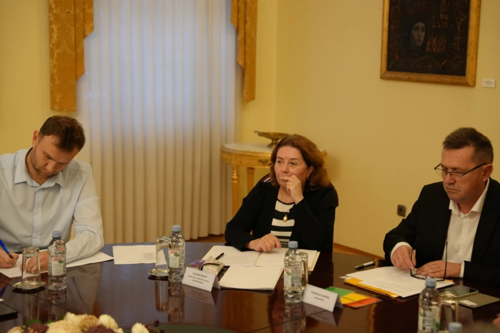 Bahato lice gradske vlasti: Pročelnica Ljiljana Bilen novinaru pokazala srednji prst!