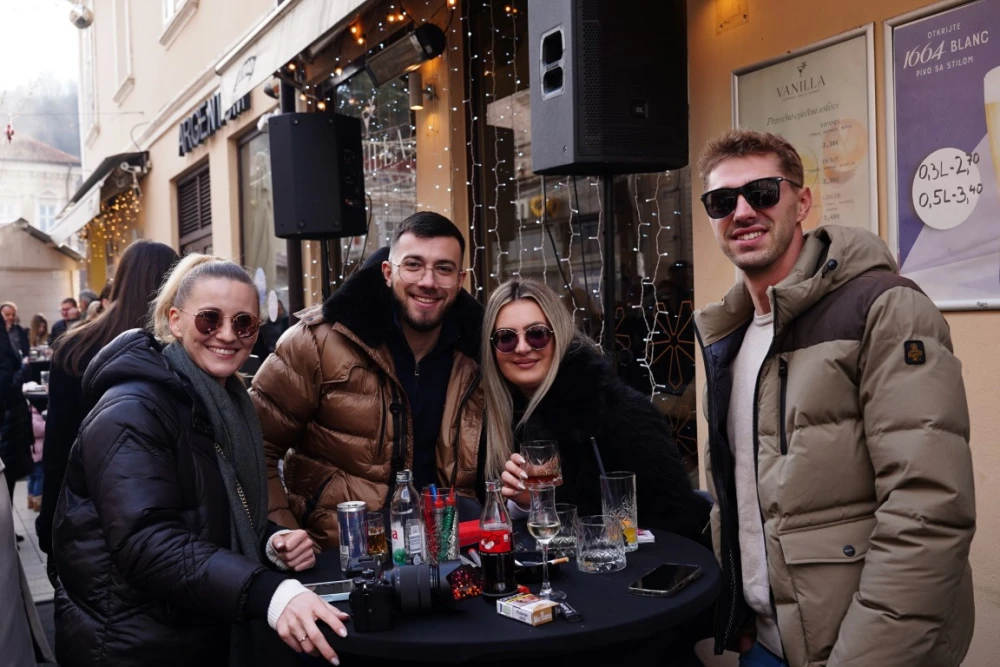 Dobra glazba uz tople napitke razveselila sugrađane na dnevnom dočeku Nove godine