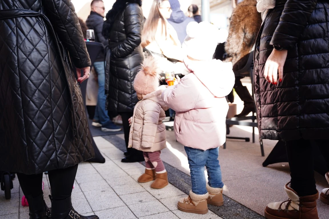 Dobra glazba uz tople napitke razveselila sugrađane na dnevnom dočeku Nove godine