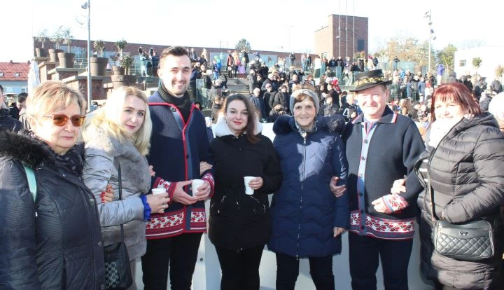 Pleternica Novu godinu dočekala u podne uz pjesmu, ples i slavonsko zajedništvo