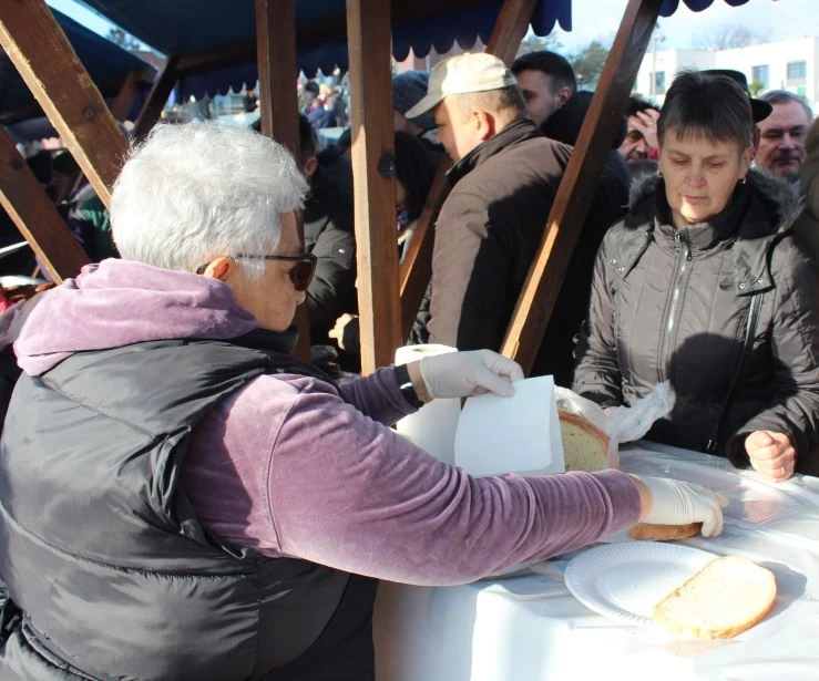 Pleternica Novu godinu dočekala u podne uz pjesmu, ples i slavonsko zajedništvo