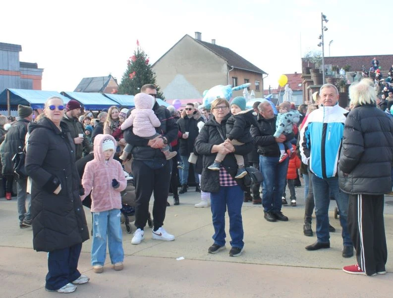 Pleternica Novu godinu dočekala u podne uz pjesmu, ples i slavonsko zajedništvo