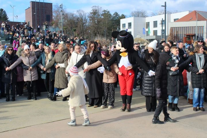 Pleternica Novu godinu dočekala u podne uz pjesmu, ples i slavonsko zajedništvo