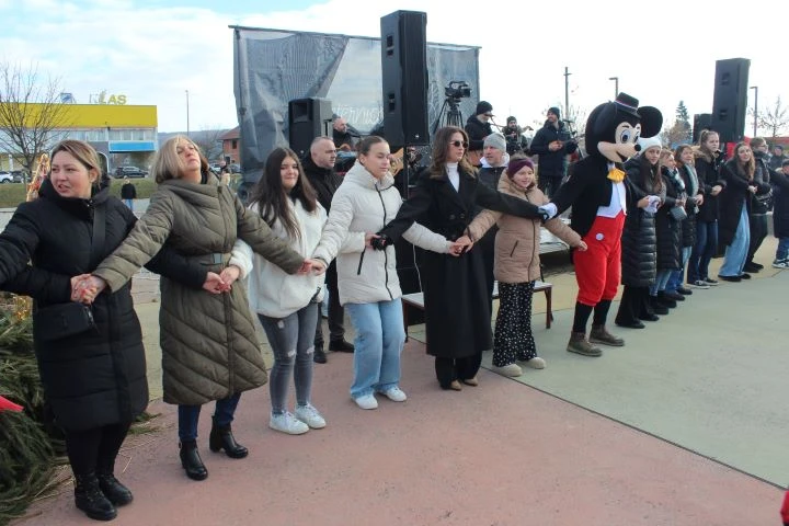 Pleternica Novu godinu dočekala u podne uz pjesmu, ples i slavonsko zajedništvo