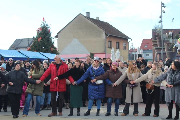 Pleternica Novu godinu dočekala u podne uz pjesmu, ples i slavonsko zajedništvo
