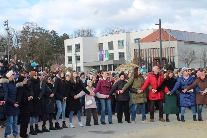 Pleternica Novu godinu dočekala u podne uz pjesmu, ples i slavonsko zajedništvo
