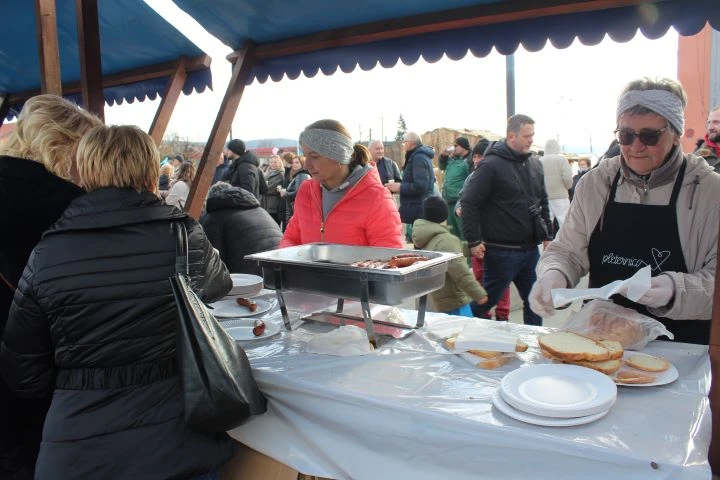 Pleternica Novu godinu dočekala u podne uz pjesmu, ples i slavonsko zajedništvo