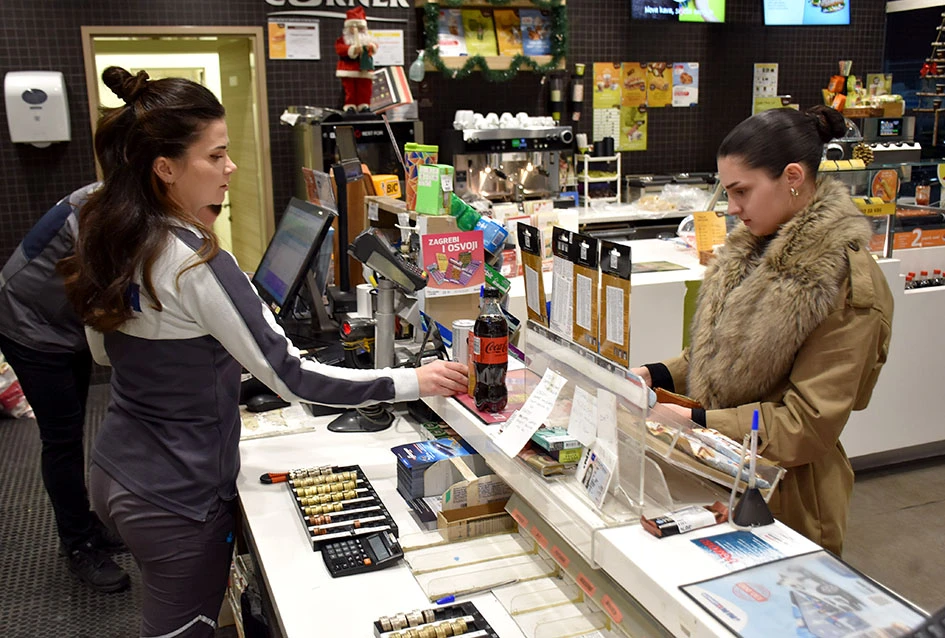 Tiha služba novogodišnje noći: Djelatnici INA-e u Industrijskoj zoni radili punom brzinom