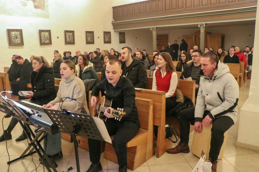 Molitveno bdijenje uoči Nove godine u požeškoj crkvi sv. Lovre