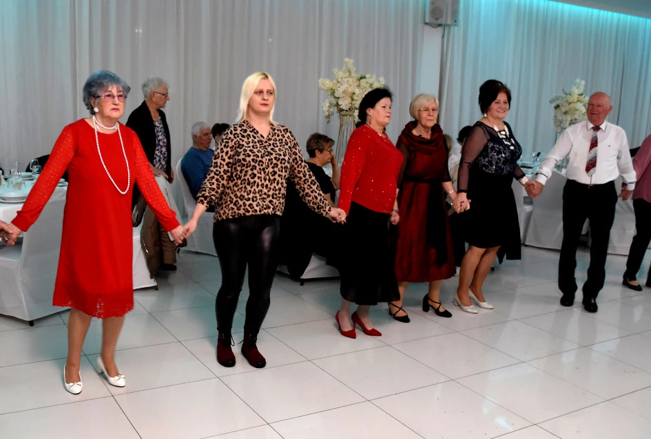 Snijeg nije zaustavio ljubitelje plesa:Stotinjak gostiju na prvoj ovogodišnjoj zabavi Marice Budimski Mace
