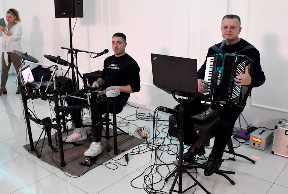 Snijeg nije zaustavio ljubitelje plesa:Stotinjak gostiju na prvoj ovogodišnjoj zabavi Marice Budimski Mace