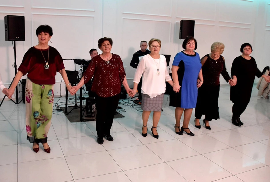 Snijeg nije zaustavio ljubitelje plesa:Stotinjak gostiju na prvoj ovogodišnjoj zabavi Marice Budimski Mace