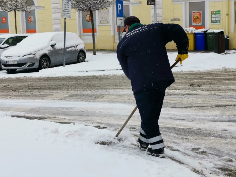Radnici Komunalca marljivo čiste snijeg na ulicama, pješačkim prijelazima i mostovima 