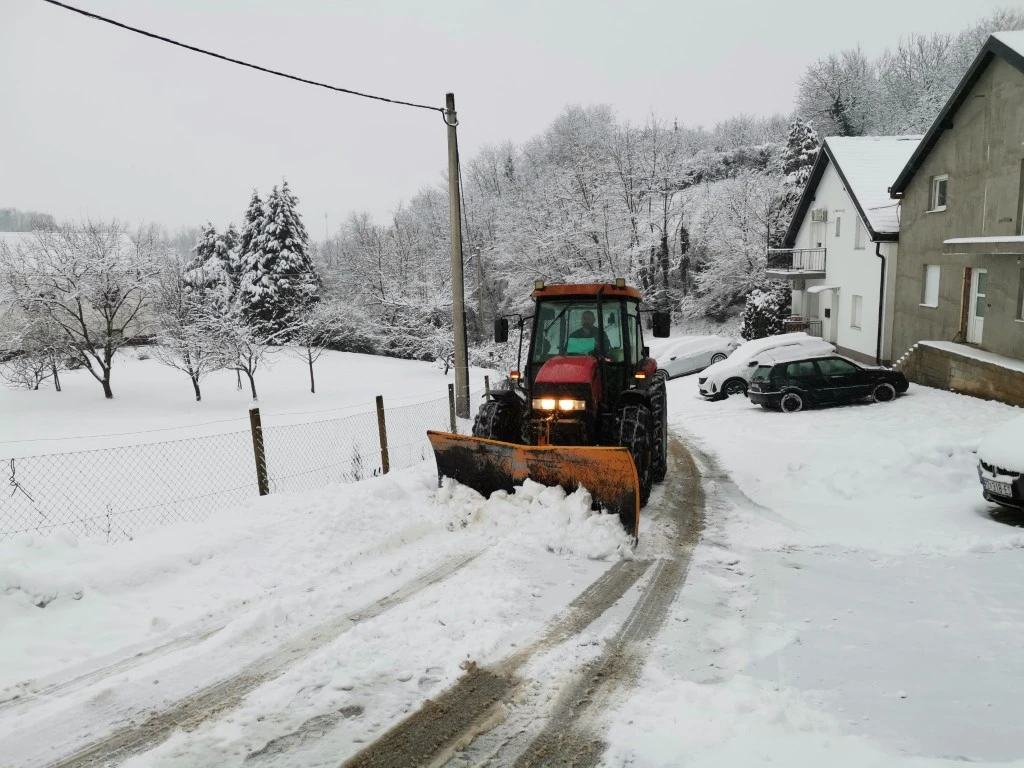 Radnici Komunalca marljivo čiste snijeg na ulicama, pješačkim prijelazima i mostovima 