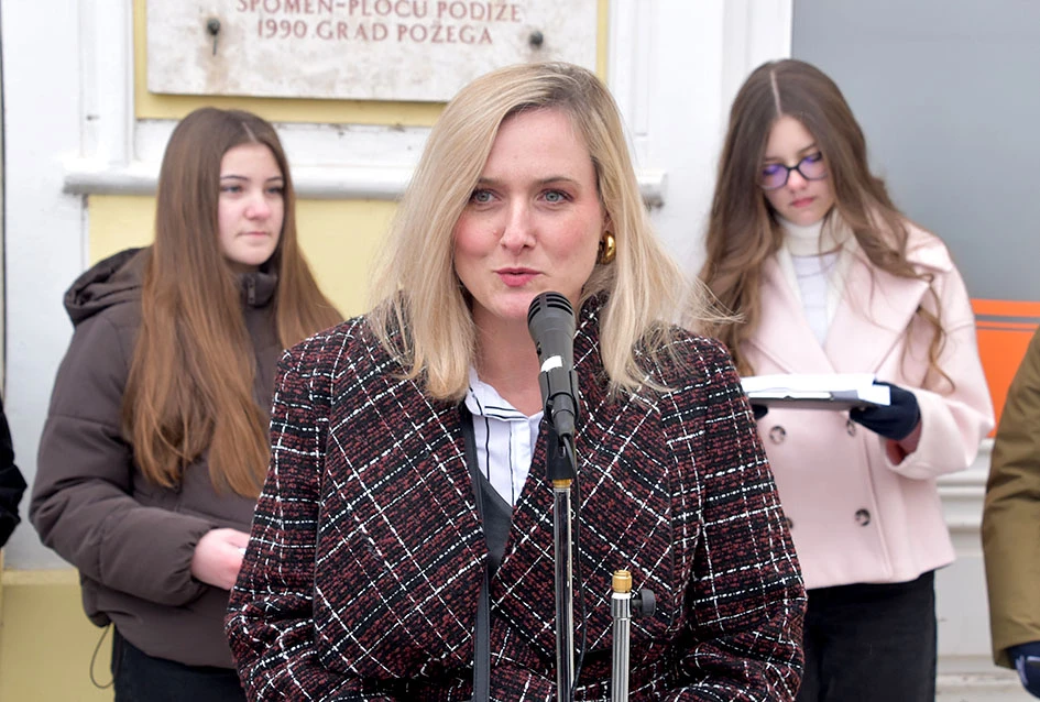 Učenici i učitelji u čast Dobriši Cesariću 