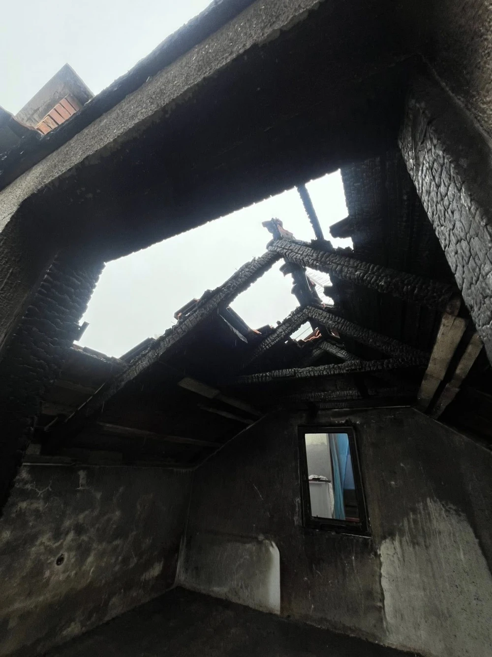 Požar u Golom Brdu izazvan zapaljenjem grede tijekom loženja vatre